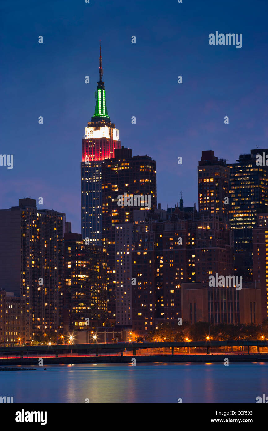 Empire State Building in rosso, bianco e verde in sullo skyline di New York Foto Stock