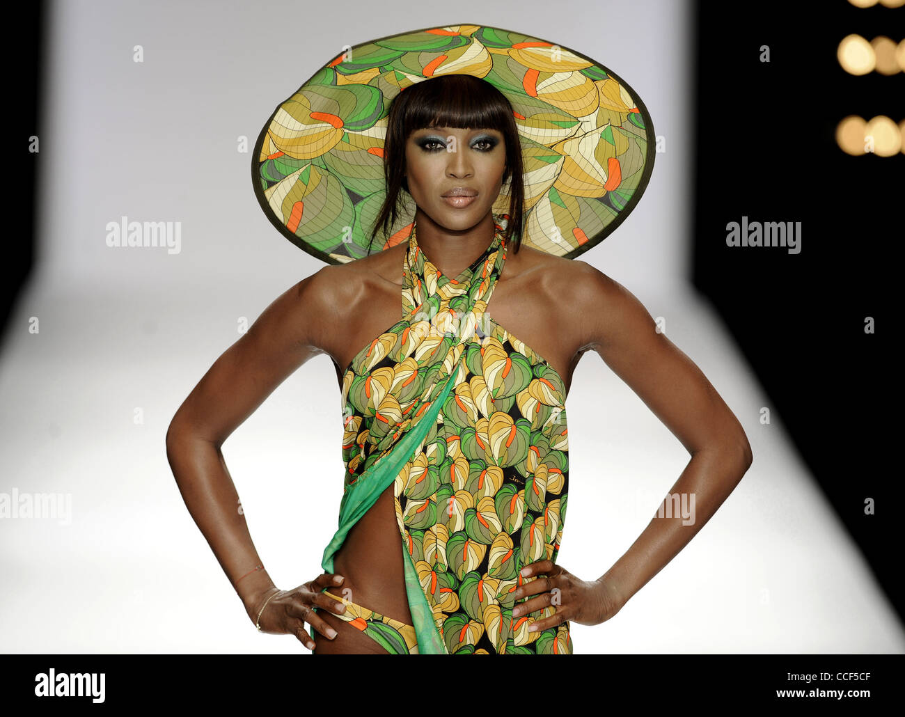 Top model Naomi Campbell la modellizzazione della Issa London raccolta presso la London Fashion Week. Foto di Jamie Mann Foto Stock