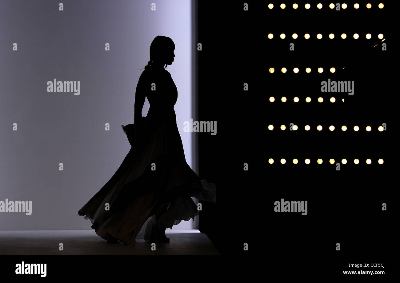Top model Naomi Campbell la modellizzazione della Issa London raccolta presso la London Fashion Week. Foto di Jamie Mann Foto Stock