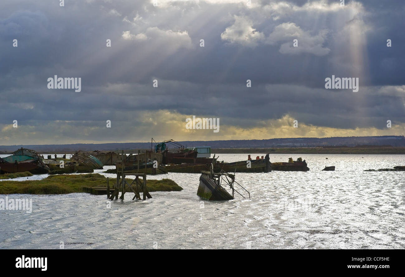 Distrutto imbarcazioni e navi nel fiume Medway Foto Stock
