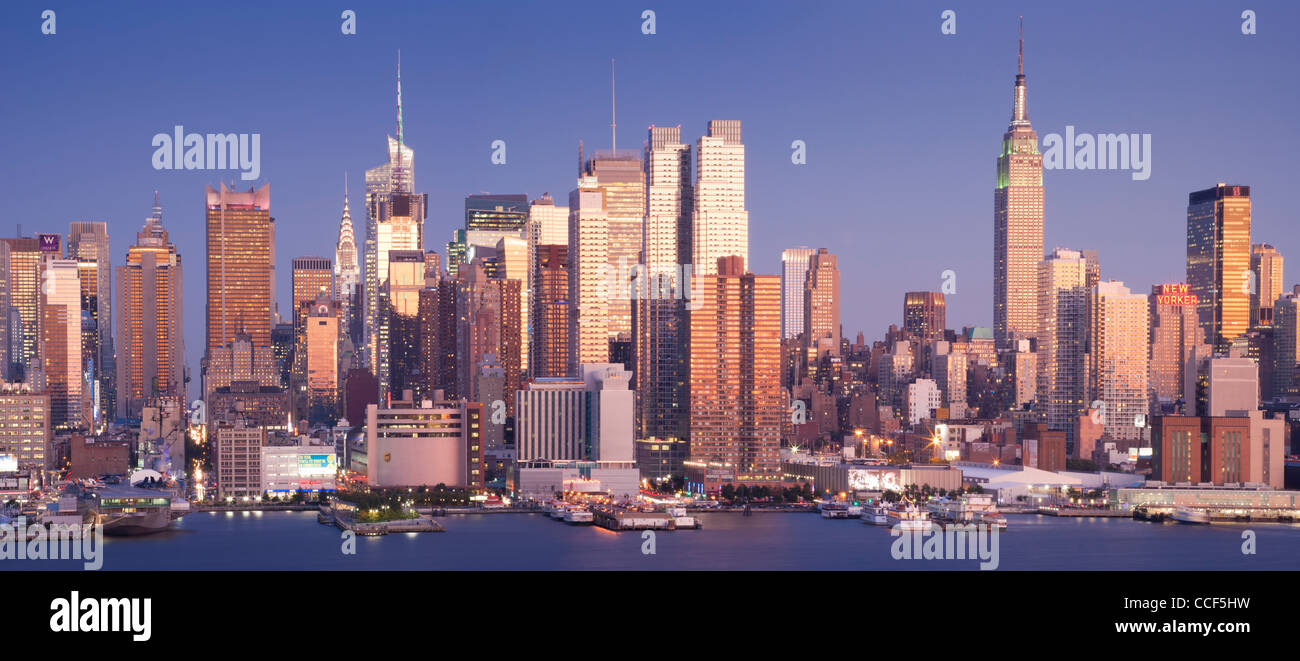 Vista panoramica del centro di Manhattan skyline al tramonto Foto Stock