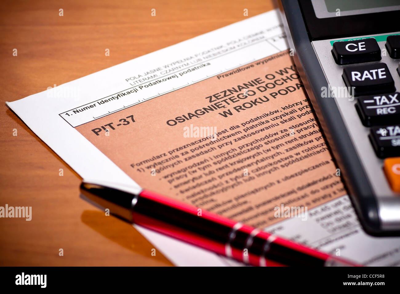 Il riempimento in polacco fiscali individuali formare pit-37. Penna e calcolatrice. Foto Stock