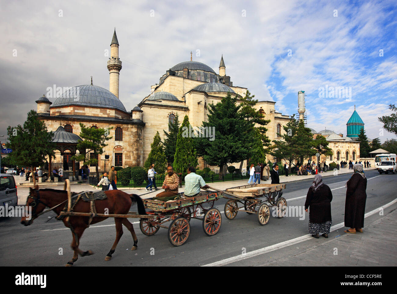 La Selimiye Camii (moschea), a sinistra e la cupola turchese del museo di Mevlana, Konya, Anatolia, Turchia Foto Stock