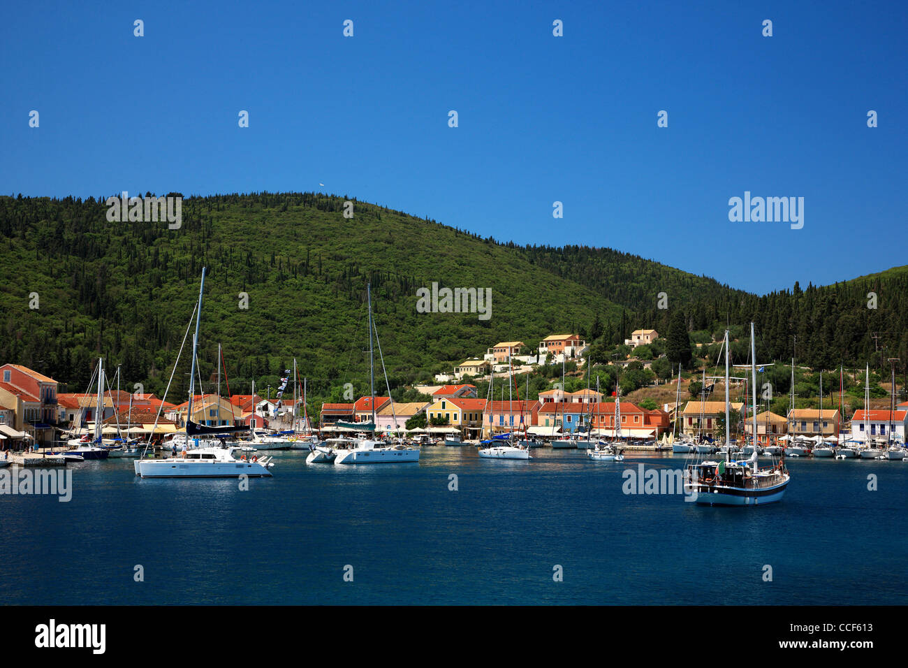 L'isola di Cefalonia in Grecia. Vista parziale di Fiskardo village uno dei più belli dell'isola, preferito dei comandanti di nave. Foto Stock