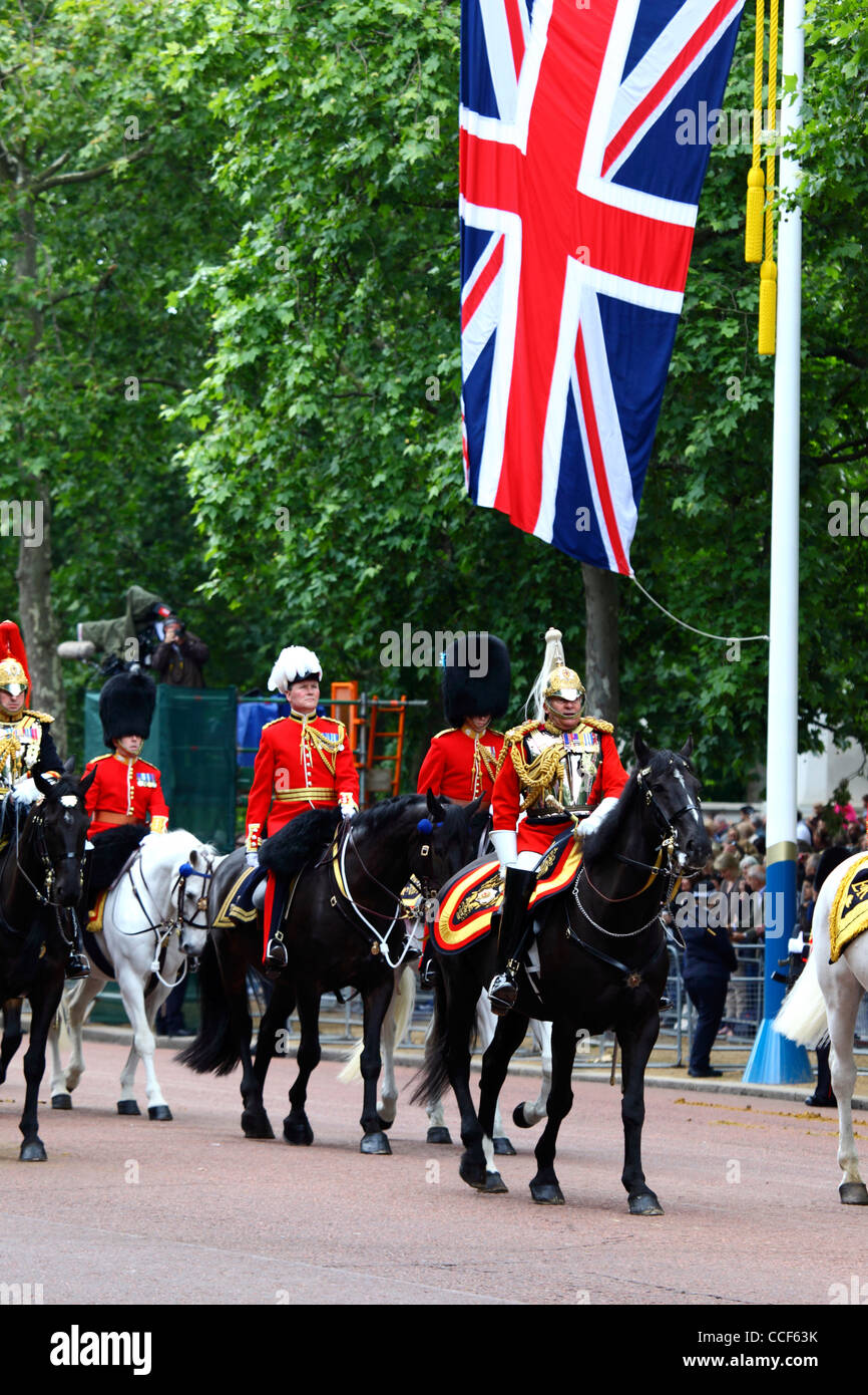 Cavalleria domestico vita delle guardie passando lungo Pall Mall Trooping durante il colore, Londra , Inghilterra 2011 Foto Stock