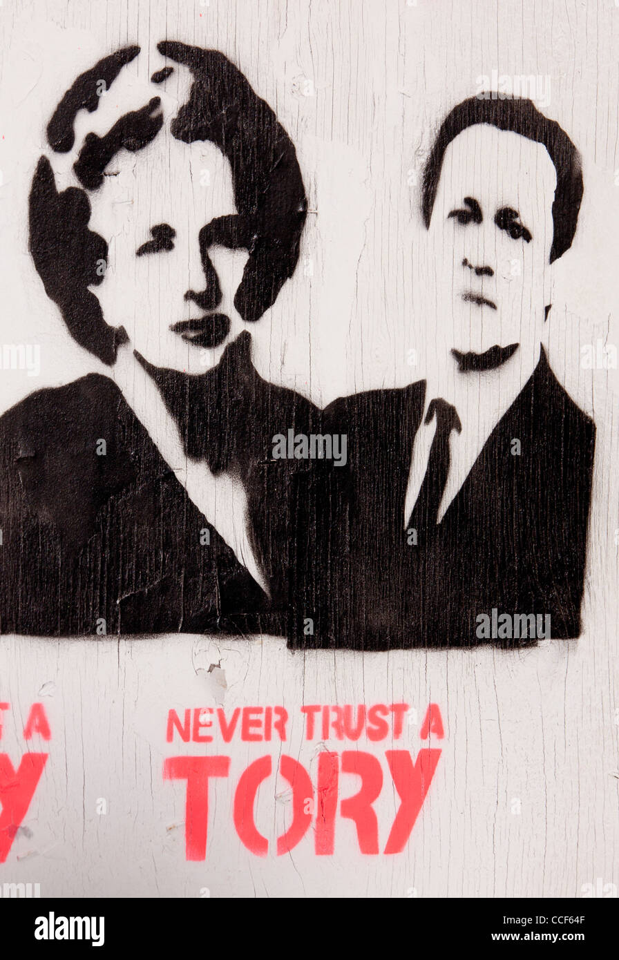 "Non fidarti mai di un Tory" stencil arte poster con il Primo ministro Thatcher e Cameron su imbarcati-up pub abbandonati Cardiff Wales UK Foto Stock