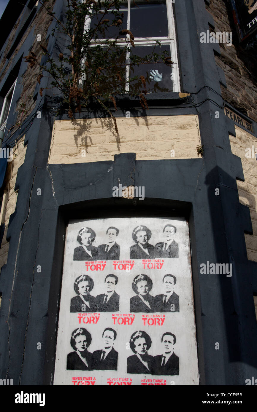 "Non fidarti mai di un Tory" stencil arte poster con il Primo ministro Thatcher e Cameron su imbarcati-up pub abbandonati Cardiff Wales UK Foto Stock
