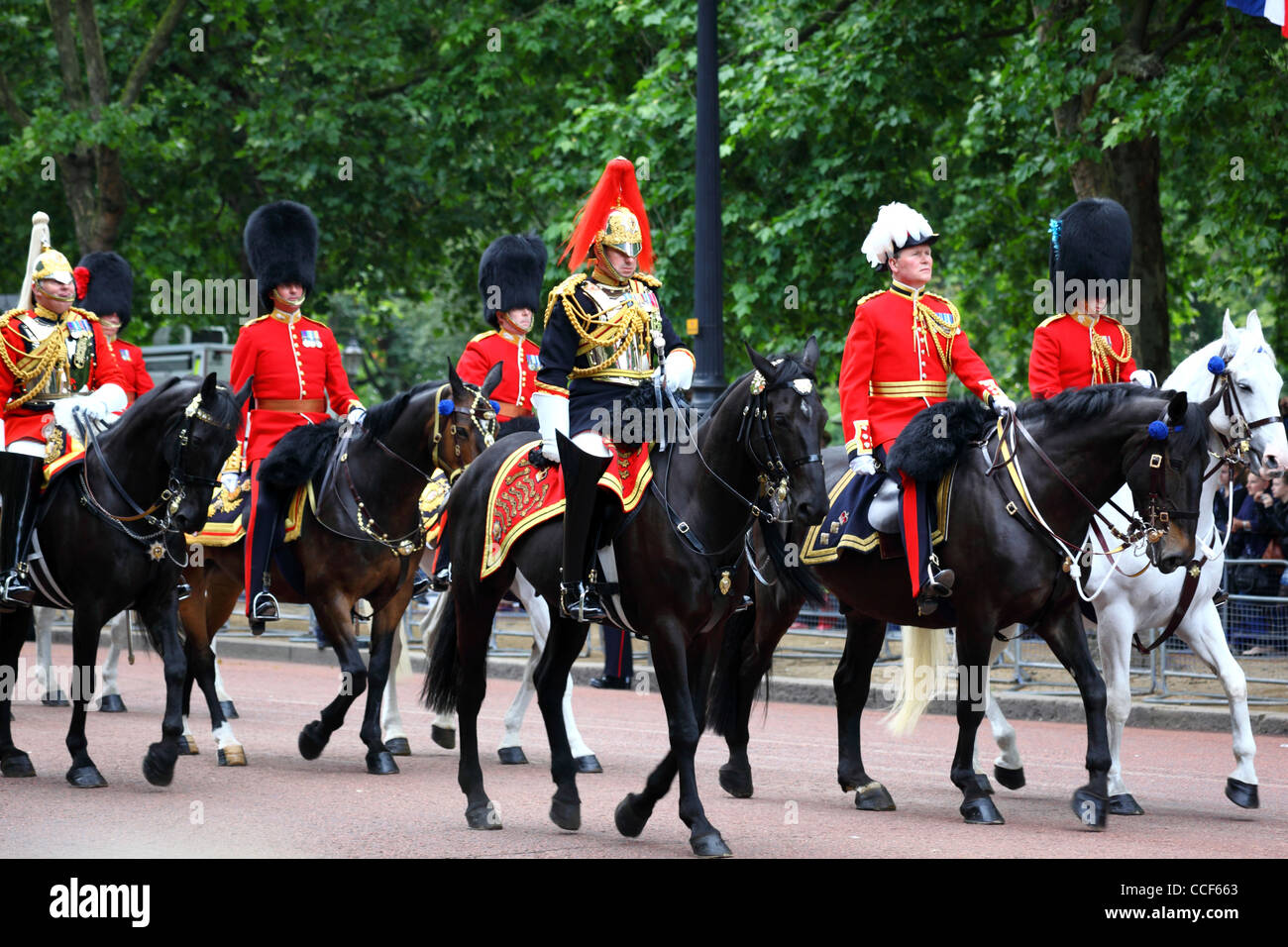 Famiglia vita di cavalleria reggimenti di guardia passando lungo Pall Mall Trooping durante il colore, Londra , Inghilterra 2011 Foto Stock