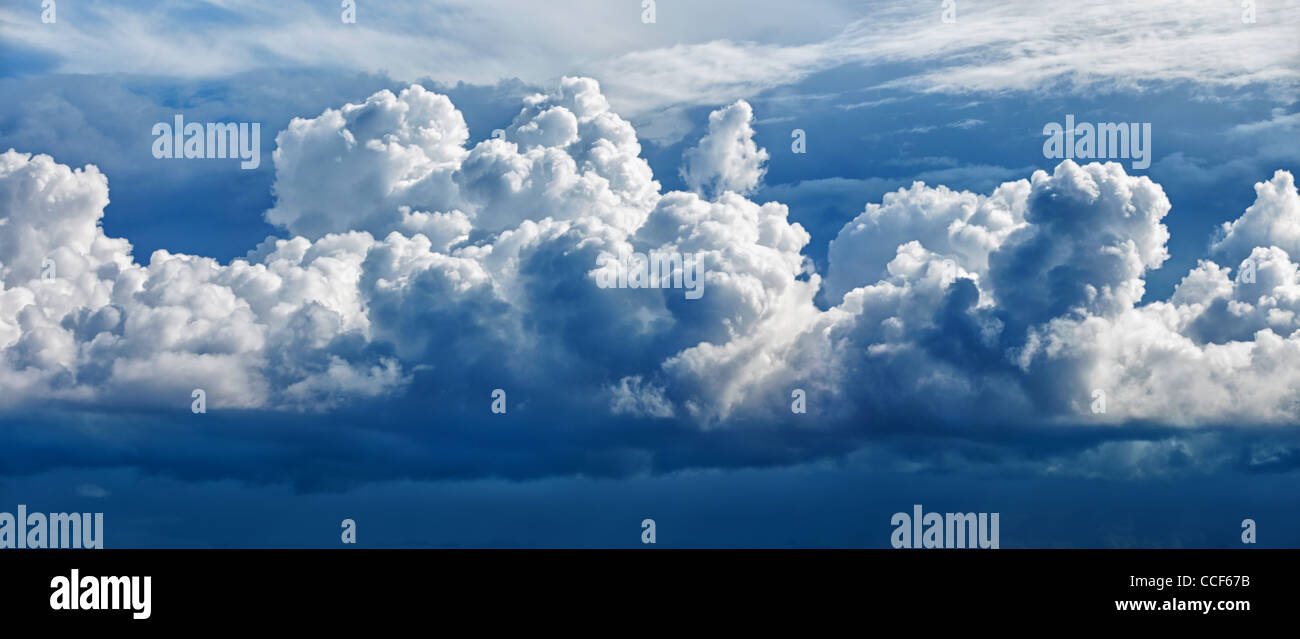 Grandi cumulus cloud - una foto panoramica (raccolti da due foto) Foto Stock