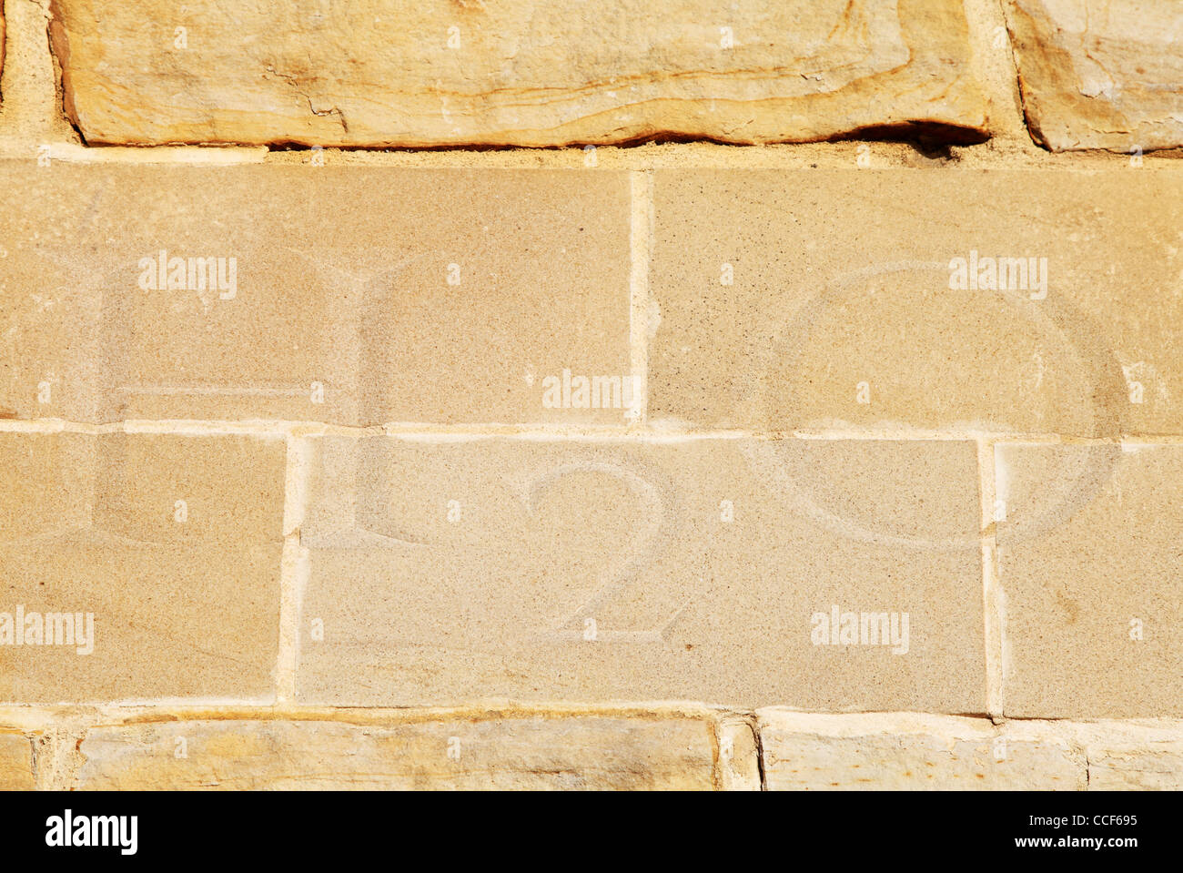 Acqua lettere H2O scolpiti in pietra antiche fornaci da calce Sunderland North East England Regno Unito Foto Stock