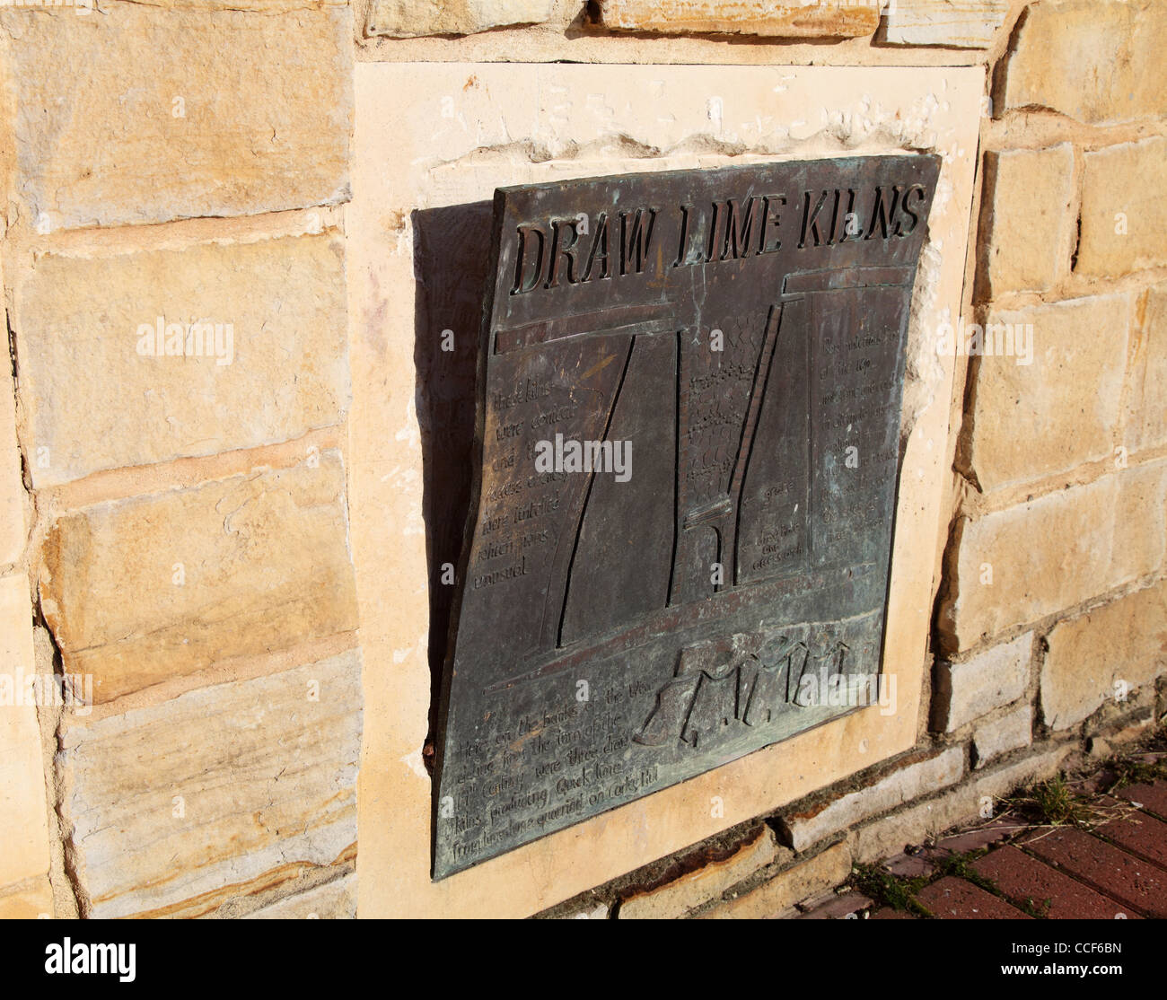 Tentativo di furto di metallo a parzialmente asportato decorativo di placca di bronzo in corrispondenza del sito di vecchie fornaci da calce, Sunderland Regno Unito Inghilterra Foto Stock