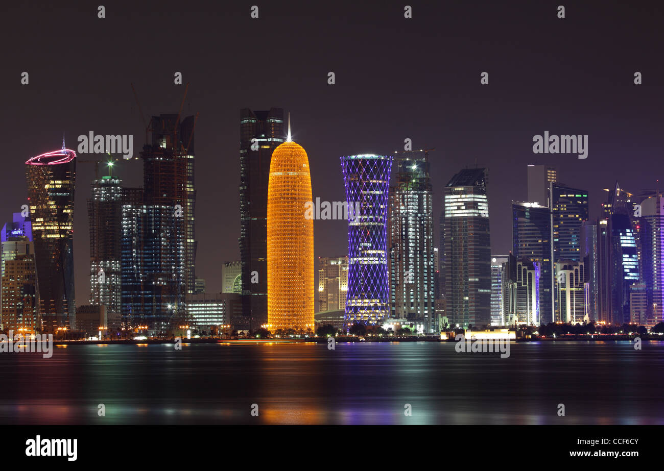 Doha skyline notturno, Qatar, Medio Oriente Foto Stock