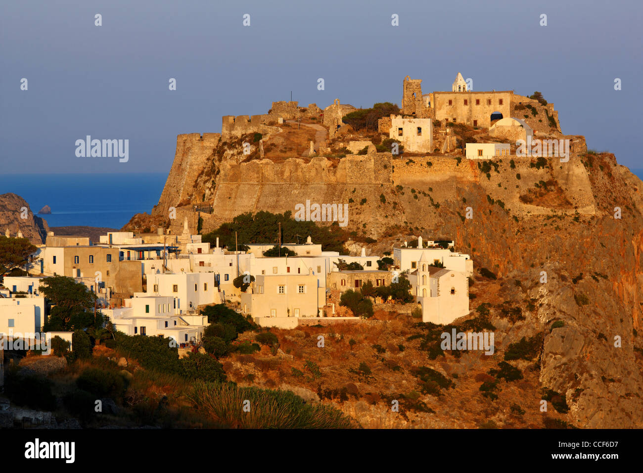 La Chora ("capitale") di Cythera (o 'Kithira') con il suo castello veneziano a destra sulla sommità della collina. La Grecia Foto Stock