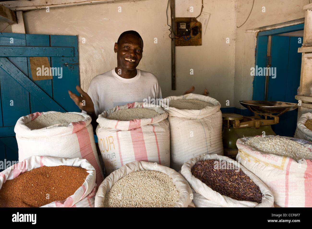 Un uomo vende riso e impulsi in Moshi Regione Kilimanjaro Tanzania Foto Stock