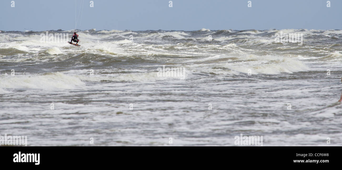 Kitesurfer in una tempesta sul Mar Baltico, Polonia. Foto Stock