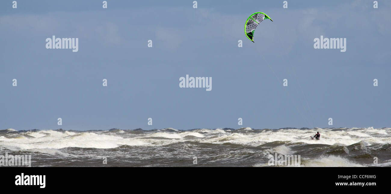 Kitesurfer in una tempesta sul Mar Baltico, Polonia. Foto Stock