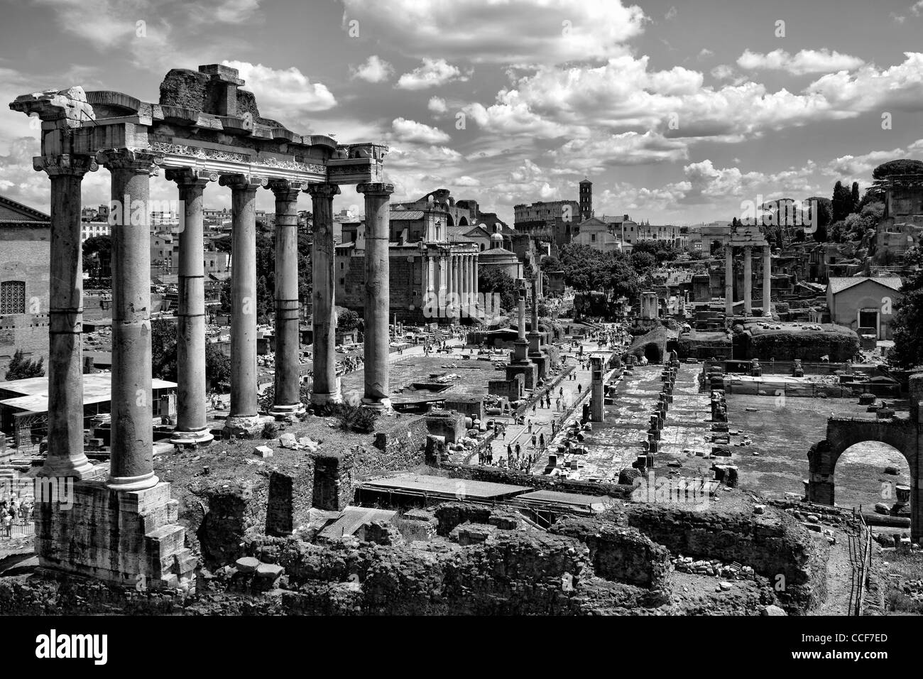 Vista del Foro Romano con il Colosseo a distanza in italia a Roma in bianco e nero Foto Stock