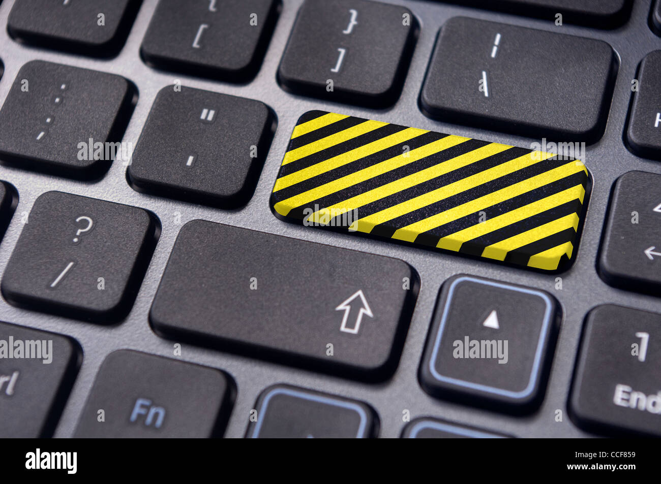 Giallo e nero a strisce sul tasto Invio della tastiera, per siti web con restrizioni di internet. Foto Stock