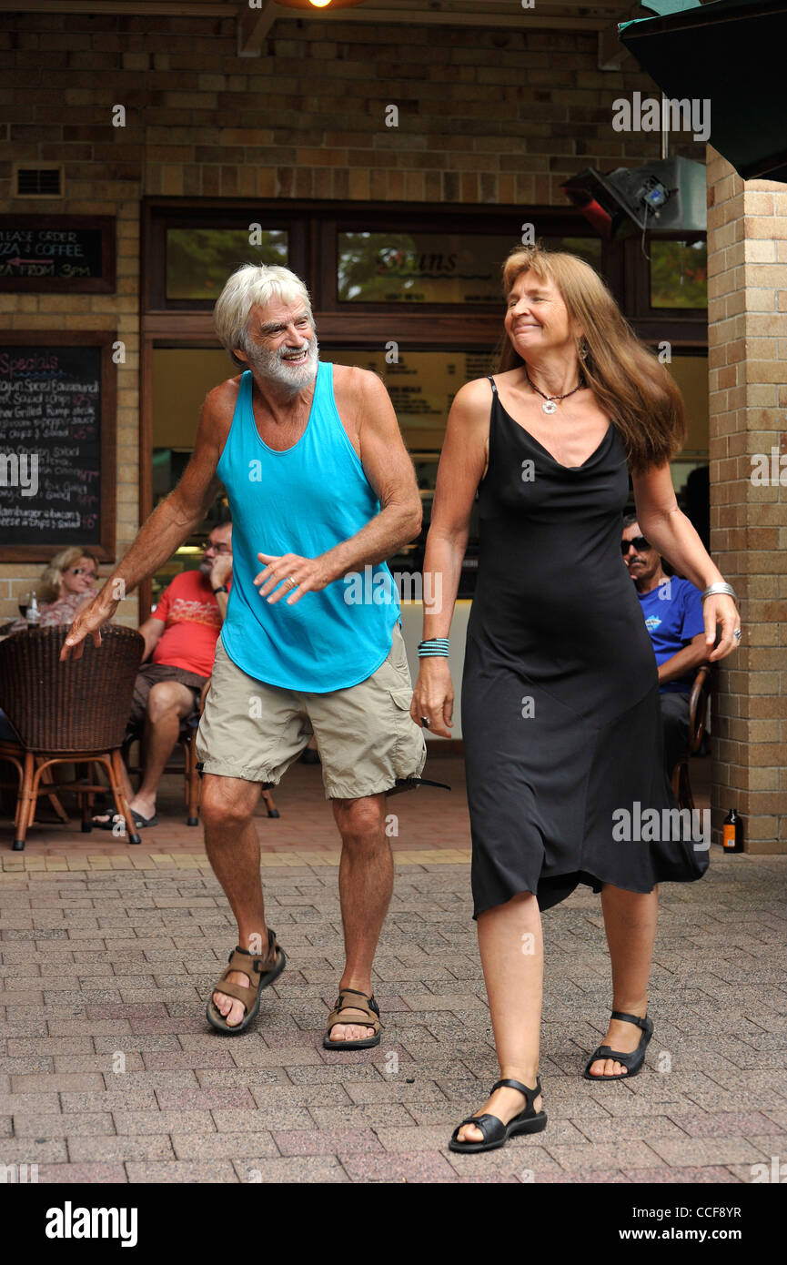 Un ballo di coppia per musica a teste di Brunswick hotel nel nord del New South Wales AUSTRALIA Foto Stock