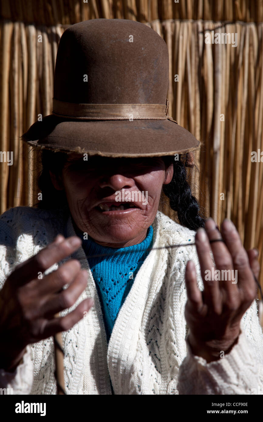 Un indigeno Aymara donna vende artigianato su una tortora reed isola galleggiante in Bolivia il lago Titicaca. Foto Stock