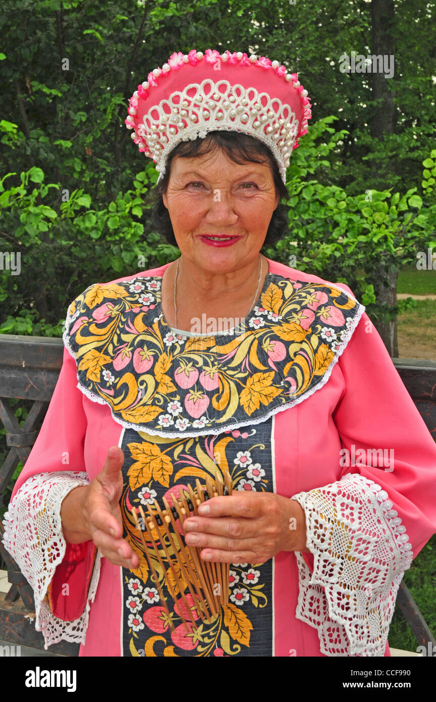 RUSSIA, Uglich, donna russa in abito tradizionale Foto Stock