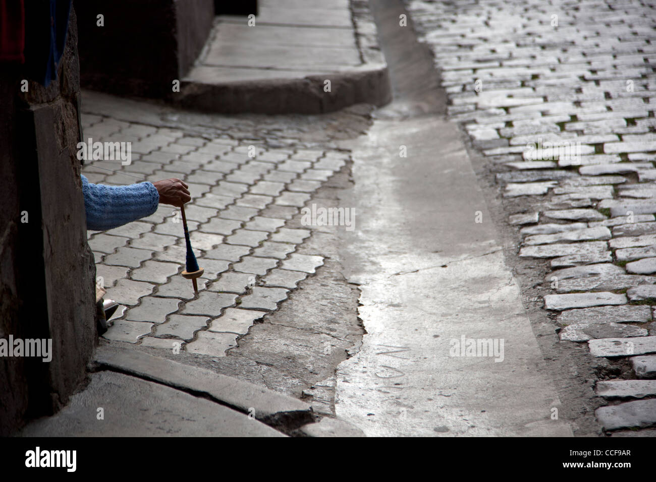 Le ripide strade acciottolate del Casco Viejo, o antico quartiere di La Paz, Bolivia, una vivace area turistica. Foto Stock