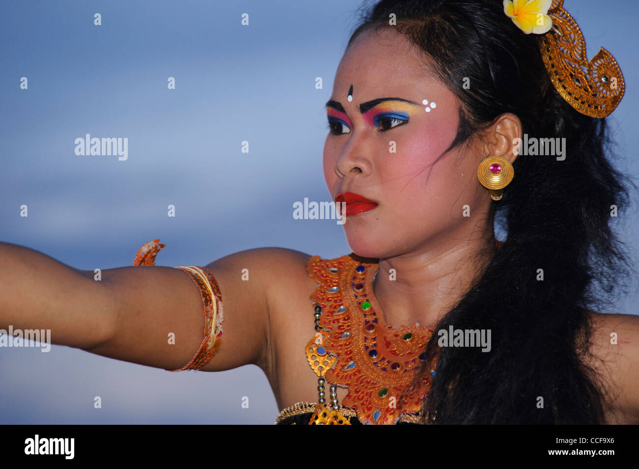 ballerino balinese che recita, questo è il passaggio da triste a felice, dopo aver ricevuto un dono. Tradizionale composizione di ballerino balinese mentre si esibisce. Foto Stock ballerino balinese che recita, questo è il passaggio da triste a felice, dopo aver ricevuto un dono. Tradizionale composizione di ballerino balinese mentre si esibisce. Foto Stock