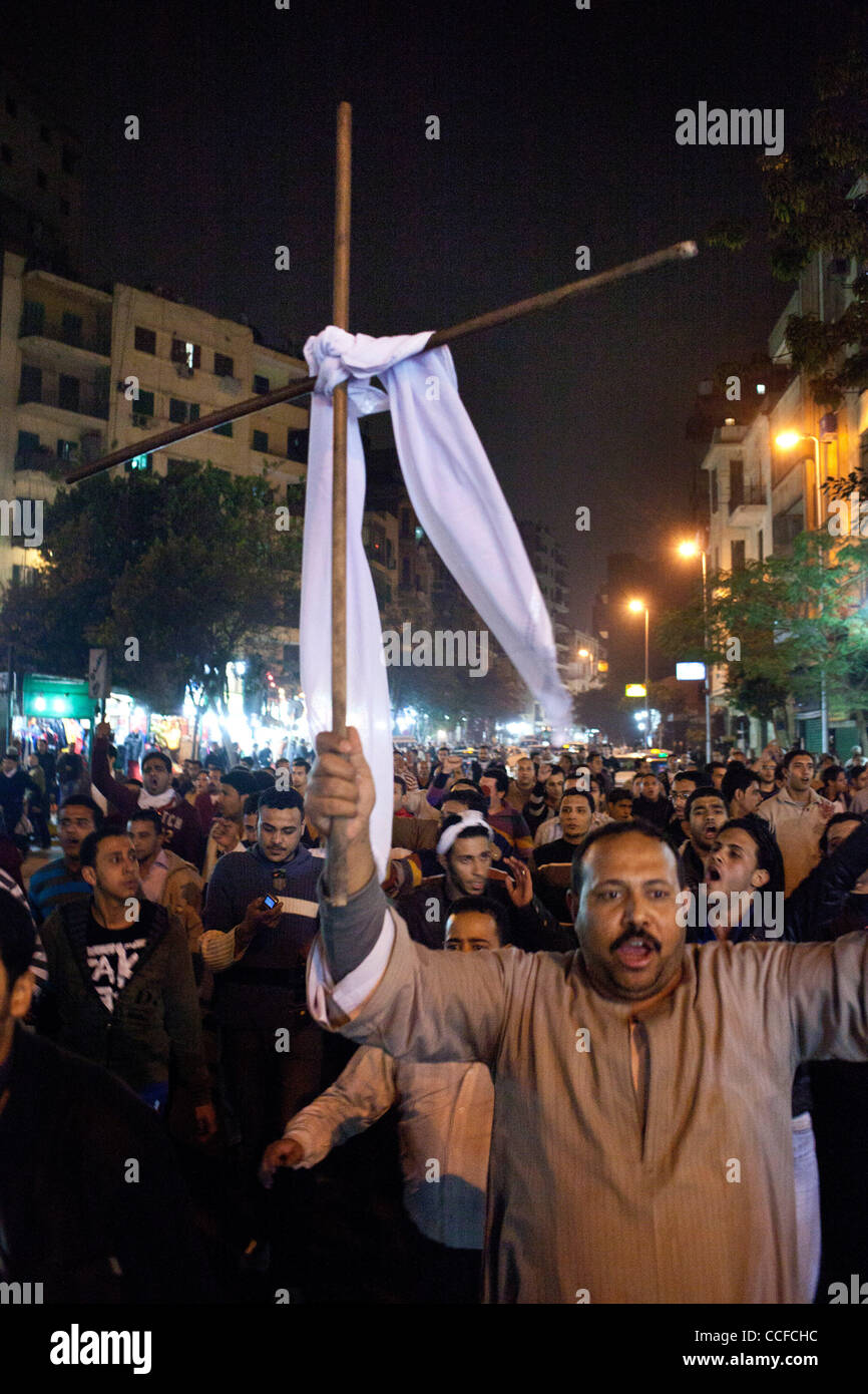 Il 1 gennaio, 2011 - Cairo, Egitto - 20110101 - Cairo, Egitto - .una miscela i cristiani e i musulmani hanno protestato contro il governo egiziano e la chiesa di Alessandria attentato al Cairo la periferia nord di Shubra. Le proteste sono state in gran parte pacifica e a volte sono cresciuti per almeno un paio di centinaia di partecipanti. Shu Foto Stock