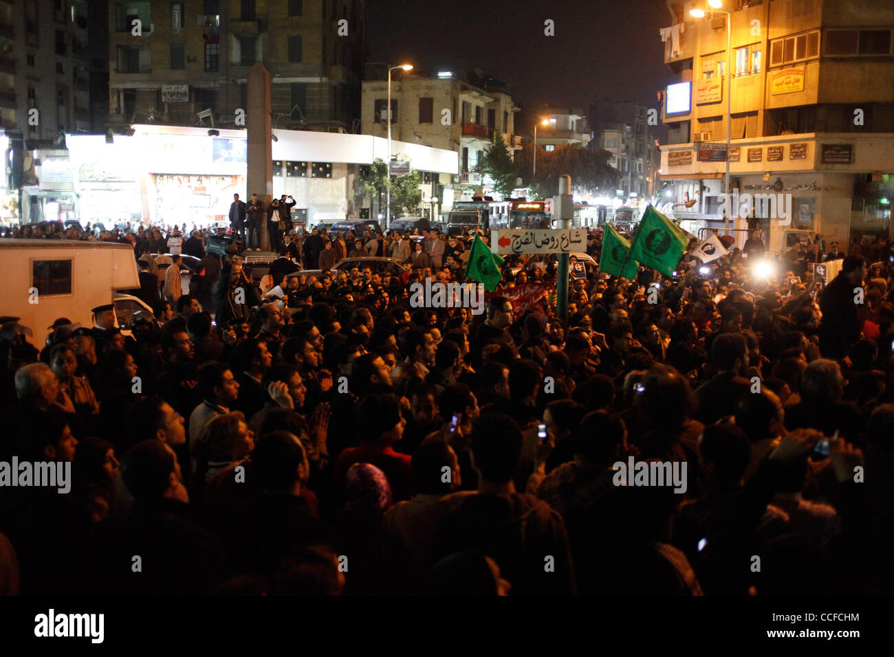 Il 1 gennaio, 2011 - Cairo, Egitto - 20110101 - Cairo, Egitto - .una miscela i cristiani e i musulmani hanno protestato contro il governo egiziano e la chiesa di Alessandria attentato al Cairo la periferia nord di Shubra. Le proteste sono state in gran parte pacifica e a volte sono cresciuti per almeno un paio di centinaia di partecipanti. Shu Foto Stock