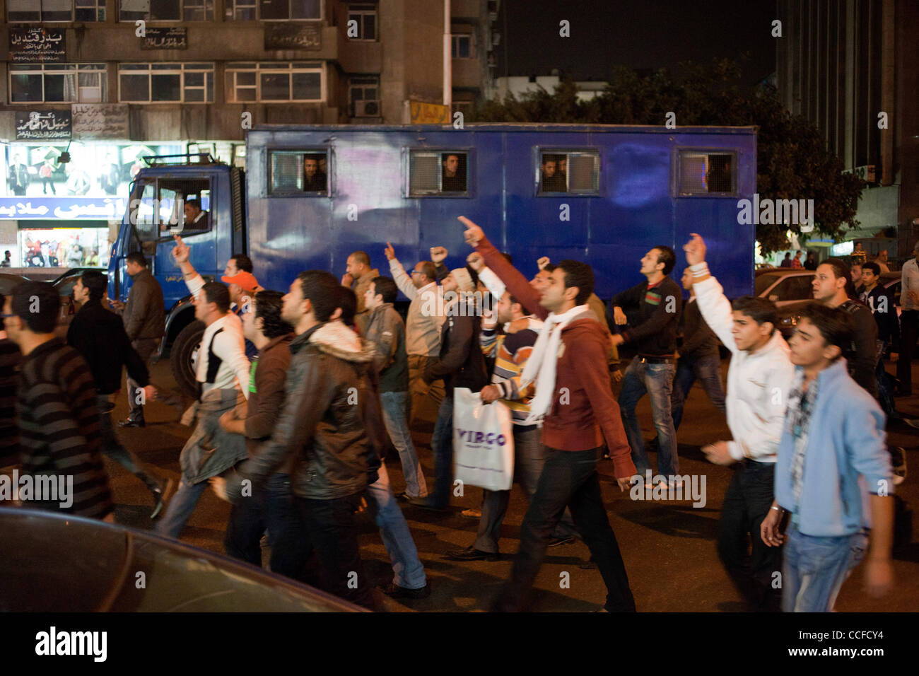 Il 1 gennaio, 2011 - Cairo, Egitto - 20110101 - Cairo, Egitto - .una miscela i cristiani e i musulmani hanno protestato contro il governo egiziano e la chiesa di Alessandria attentato al Cairo la periferia nord di Shubra. Le proteste sono state in gran parte pacifica e a volte sono cresciuti per almeno un paio di centinaia di partecipanti. Shu Foto Stock