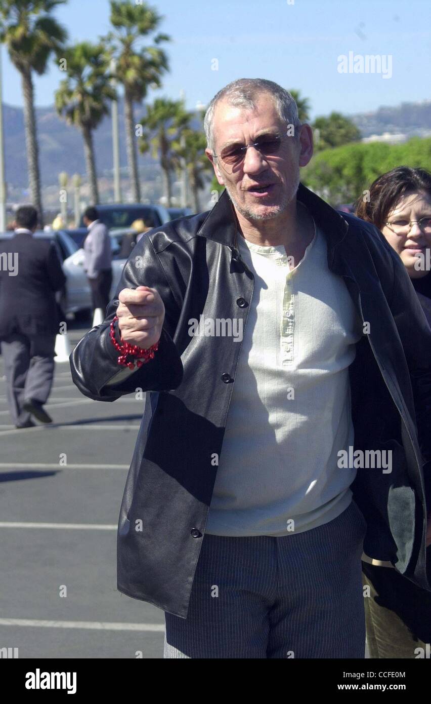 Gen 3, 2011 - New York New York, Stati Uniti - K35800JKRON .2004 IFP INDEPENDENT SPIRIT AWARDS arrivi in una tenda sulla spiaggia di Santa Monica a Santa Monica, CA..28/02/2004. / 2004.SIR IAN MCKELLAN(Immagine di credito: © Giovanni Krondes/Globe foto/ZUMAPRESS.com) Foto Stock