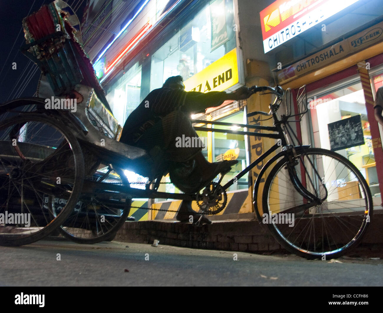 I conducenti di tre ruote di biciclette risciò taxi al lavoro a Dacca in Bangladesh Foto Stock