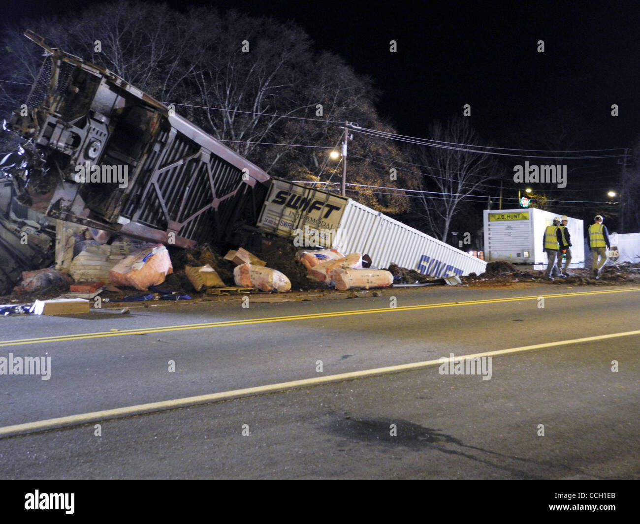 Jan 04, 2011 - Douglasville, Georgia, Stati Uniti - Un Norfolk-Southern treno deragliato intorno a 1 a.m. martedì. Il treno in direzione ovest da Atlanta, si è verificato un problema sconosciuto causando circa 11 vetture per deragliare, rovesciando il contenitore auto lungo la via. Le lesioni non sono stati riportati. (Credito Imag Foto Stock