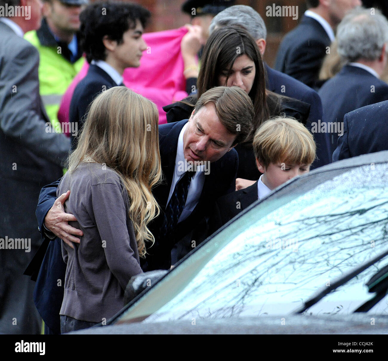 Dic 11, 2010 - Raleigh, North Carolina, Stati Uniti d'America - ex Senatore John Edwards con i suoi figli EMMA CLAIRE EDWARDS, Jack Edwards, e CATE Edwards lascia il servizio funebre per ELIZABETH Edwards scomparso in precedenza durante la settimana dopo una lunga battaglia con il cancro. Il servizio funebre si è tenuto presso la Ede Foto Stock