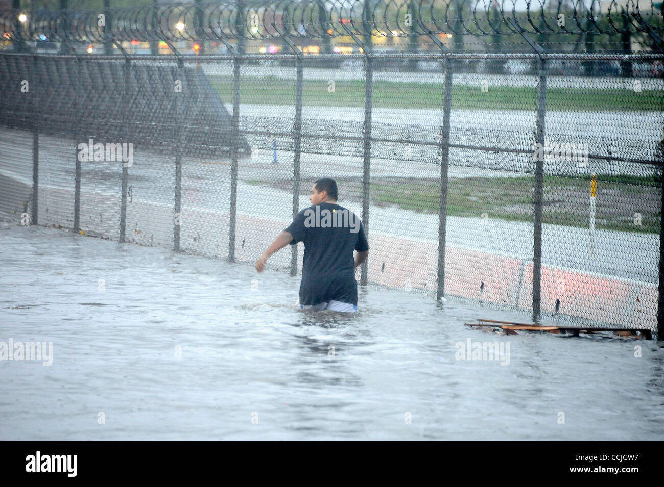 Dicembre 22,2010 - Sun Valley , California, USA. Un uomo cammina attraverso le strade allagate dall'aeroporto di Burbank a causa delle pesanti piogge. (Credito Immagine: © Gene Blevins/ZUMAPRESS.com) Foto Stock