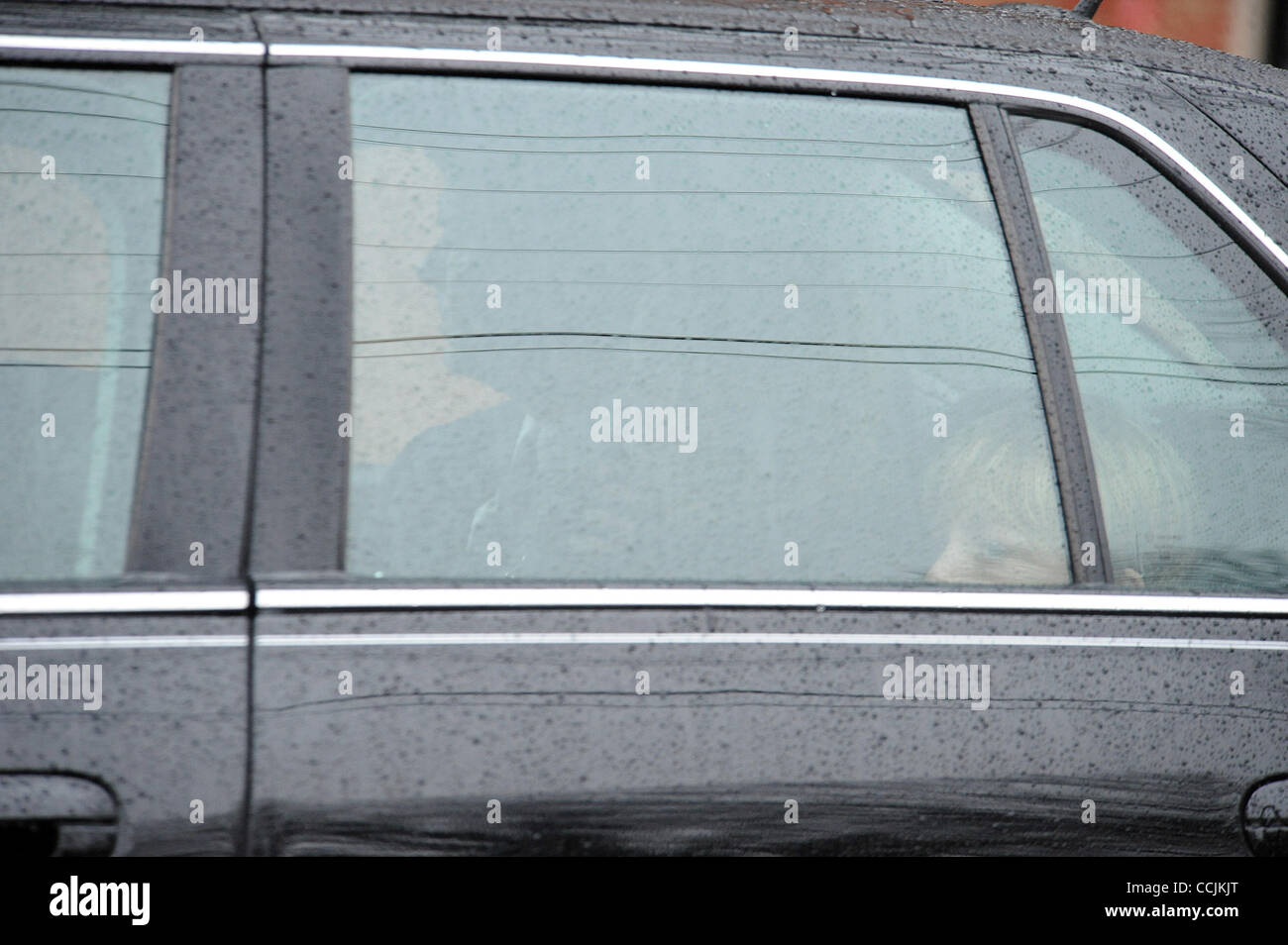 Dic 11, 2010 - Raleigh, North Carolina, Stati Uniti d'America - ex Senatore John Edwards con i suoi figli EMMA CLAIRE EDWARDS, Jack Edwards, e CATE Edwards lascia il servizio funebre per ELIZABETH Edwards scomparso in precedenza durante la settimana dopo una lunga battaglia con il cancro. Il servizio funebre si è tenuto presso la Ede Foto Stock