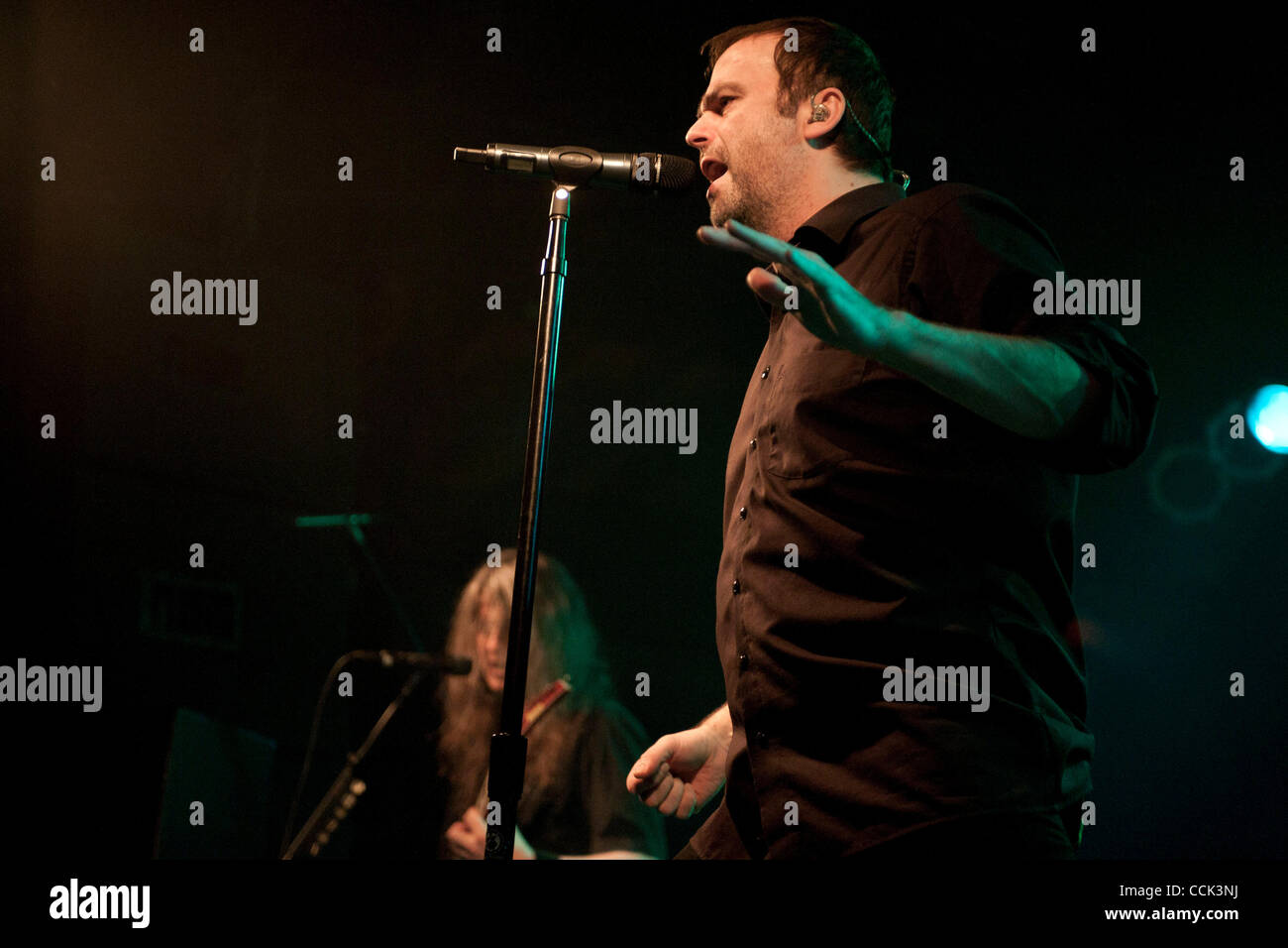 Novembre 29, 2010 - Chicago, IL, Stati Uniti d'America - Hansi Kürsch, cantante del popolare tedesco metal band Blind Guardian, esegue in fondo Lounge a Chicago. Il gruppo è fuori a sostenere la loro ultima release, in corrispondenza del bordo del tempo", e preparare per il loro aspetto sul 70.000 tonnellate di metallo cruis nave Foto Stock