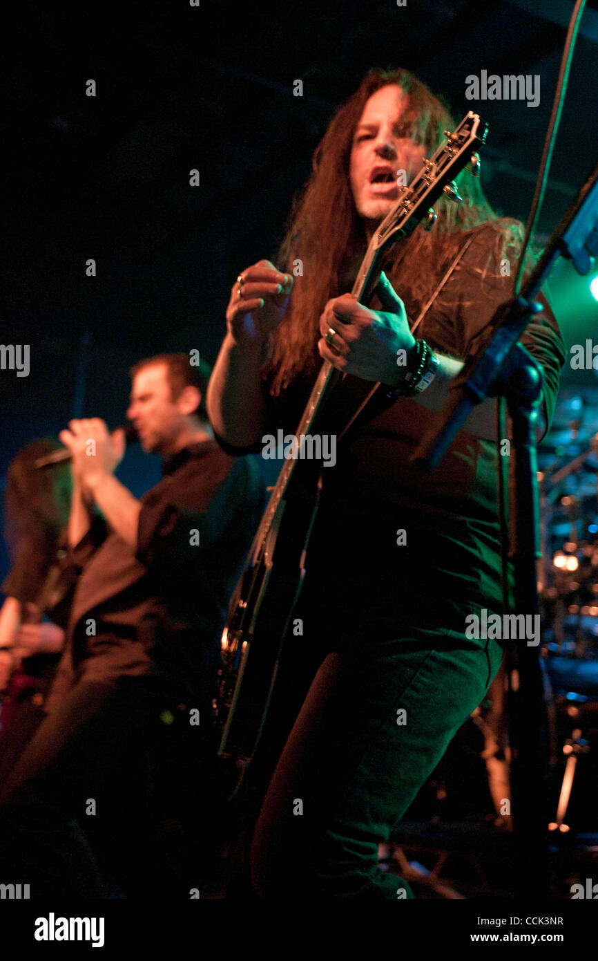 Novembre 29, 2010 - Chicago, IL, Stati Uniti d'America - Hansi Kürsch (sinistra) e Marcus Siepen (destra), del popolare tedesco metal band Blind Guardian, esegue in fondo Lounge a Chicago. Il gruppo è fuori a sostenere la loro ultima release, in corrispondenza del bordo del tempo", e preparare per il loro aspetto sul 70.000 Foto Stock