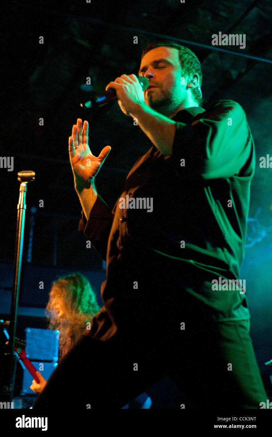 Novembre 29, 2010 - Chicago, IL, Stati Uniti d'America - Hansi Kürsch, voaclist del popolare tedesco metal band Blind Guardian, esegue in fondo Lounge a Chicago. Il gruppo è fuori a sostenere la loro ultima release, in corrispondenza del bordo del tempo", e preparare per il loro aspetto sul 70.000 tonnellate di metallo cruis nave Foto Stock