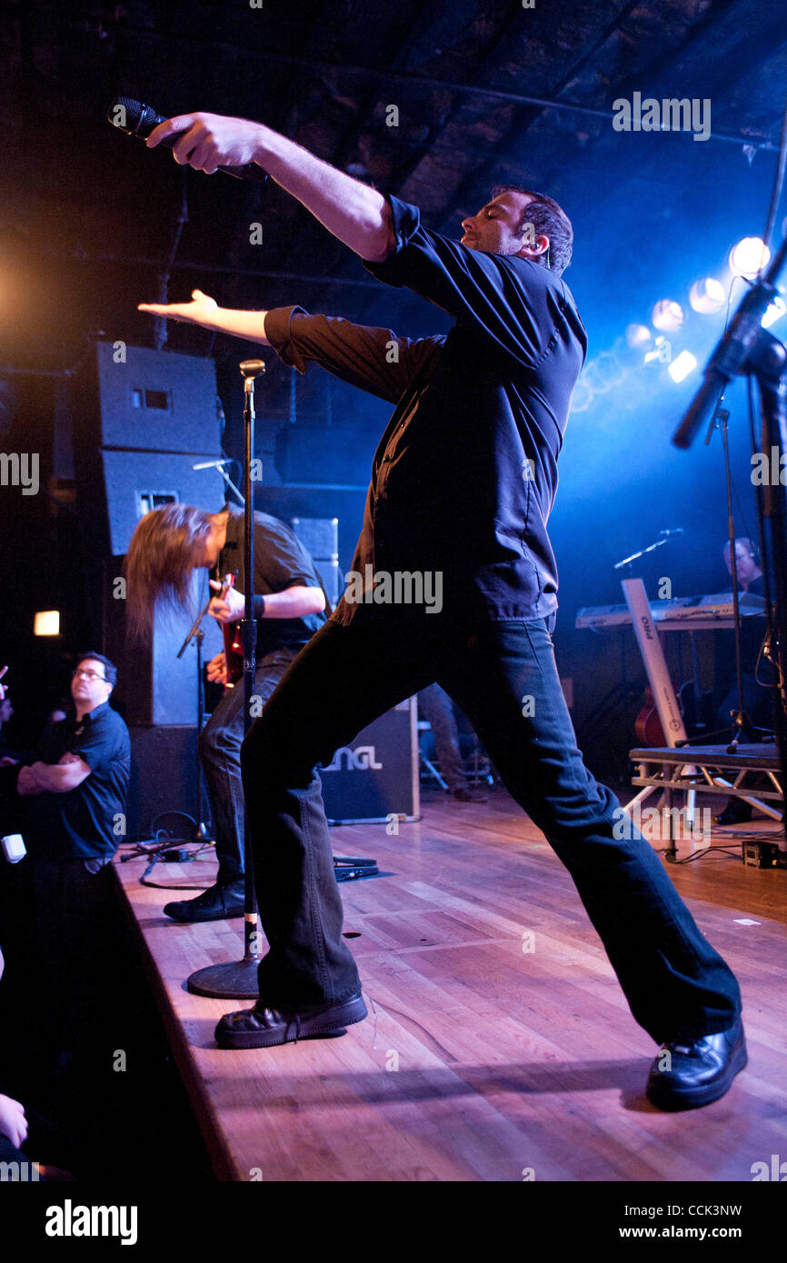 Novembre 29, 2010 - Chicago, IL, Stati Uniti d'America - Hansi Kürsch, cantante del popolare tedesco metal band Blind Guardian, esegue in fondo Lounge a Chicago. Il gruppo è fuori a sostenere la loro ultima release, in corrispondenza del bordo del tempo", e preparare per il loro aspetto sul 70.000 tonnellate di metallo cruis nave Foto Stock