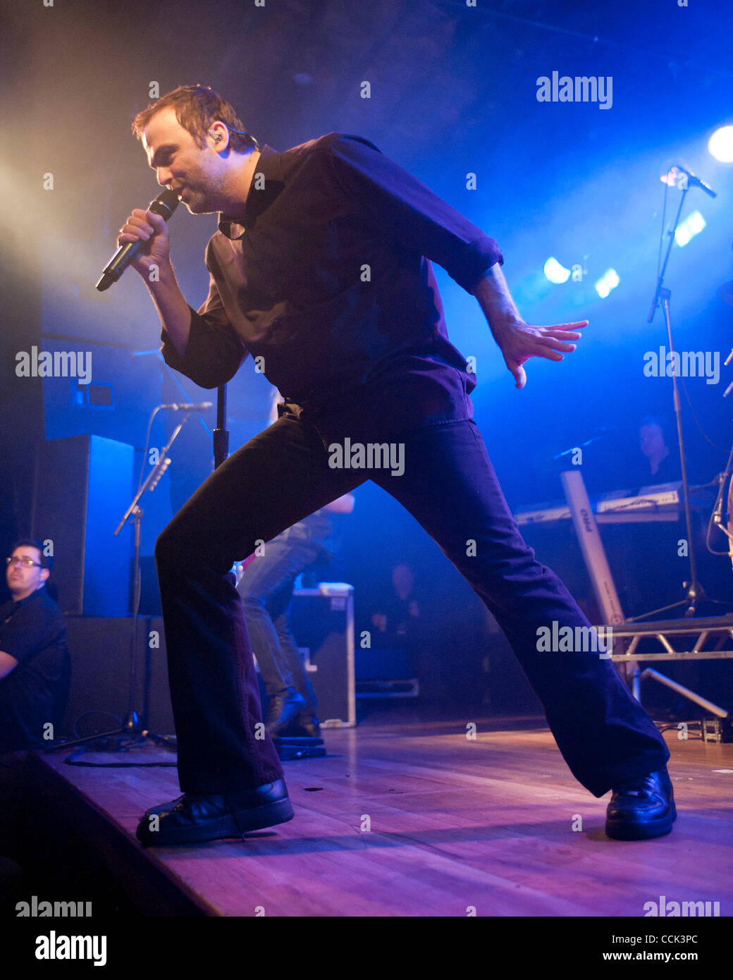 Novembre 29, 2010 - Chicago, IL, Stati Uniti d'America - Hansi Kürsch, cantante del popolare tedesco metal band Blind Guardian, esegue in fondo Lounge a Chicago. Il gruppo è fuori a sostenere la loro ultima release, in corrispondenza del bordo del tempo", e preparare per il loro aspetto sul 70.000 tonnellate di metallo cruis nave Foto Stock