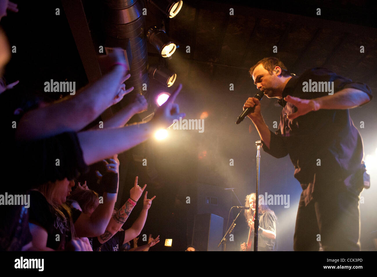 Novembre 29, 2010 - Chicago, IL, Stati Uniti d'America - Hansi Kürsch, cantante del popolare tedesco metal band Blind Guardian, gioca con la folla in fondo Lounge a Chicago. Il gruppo è fuori a sostenere la loro ultima release, in corrispondenza del bordo del tempo", e preparare per il loro aspetto sul 70.000 tonnellate di metallo Foto Stock