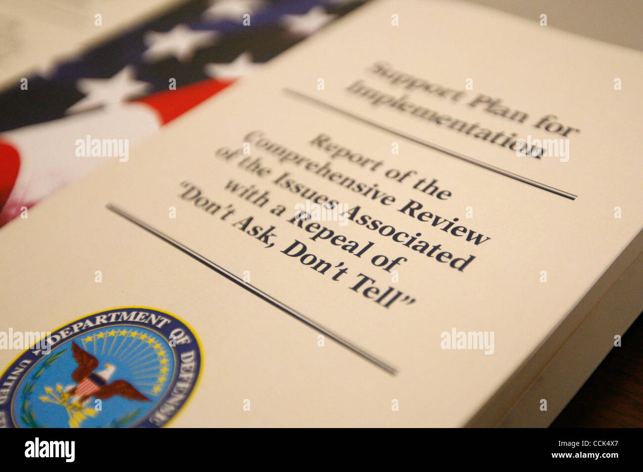 Nov. 30, 2010 - Washington D.C, U.S. - Arlington, Virginia - Novembre 30th, 2010: una copia del report interno sul "ont chiedere dont dire politica" rilasciato al pubblico oggi dal Pentagono. (Credito Immagine: © James Berglie/ZUMAPRESS.com) Foto Stock