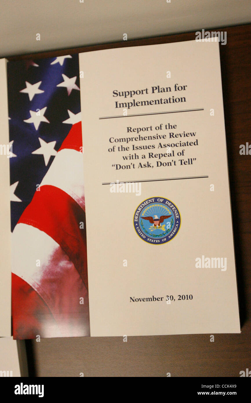 Nov. 30, 2010 - Washington D.C, U.S. - Arlington, Virginia - Novembre 30th, 2010: una copia del report interno sul "ont chiedere dont dire politica" rilasciato al pubblico oggi dal Pentagono. (Credito Immagine: © James Berglie/ZUMAPRESS.com) Foto Stock
