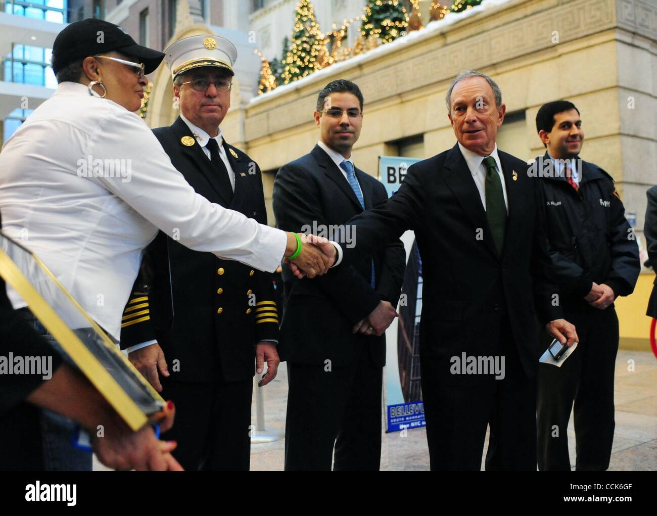 1 dicembre, 2010 - Manhattan, New York, Stati Uniti - Sindaco Michael Bloomberg scuote le mani con Regina Mirailh, il cui figlio Giacomo effettuate le donazioni di organi. Il sindaco Michael Bloomberg e New York rete di donatori di annunciare il lancio di un nuovo programma pilota per onorare i desideri di registrato donatori di organi e di contribuire a salvare vite umane Foto Stock