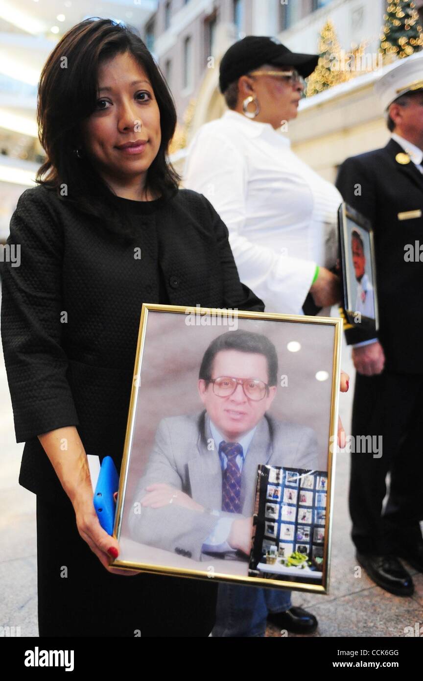 1 dicembre, 2010 - Manhattan, New York, Stati Uniti - Doris Nowillo-Suda detiene una foto di suo padre, Nicolas Nowillo, un buon samaritano che ha reso le donazioni di organi dopo la sua morte come il sindaco Michael Bloomberg e New York rete di donatori di annunciare il lancio di un nuovo programma pilota per onorare i desideri di registere Foto Stock