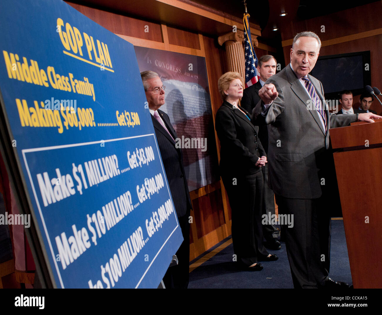 Dicembre 3, 2010 - Washington, Distretto di Columbia, Stati Uniti - Il senatore Charles Schumer (D-NY) tiene una conferenza per discutere i democratici' sforzi ''per fornire agevolazioni fiscali per la classe media e ridurre il disavanzo di bilancio. (Credito Immagine: © Pete Marovich/ZUMAPRESS.com) Foto Stock