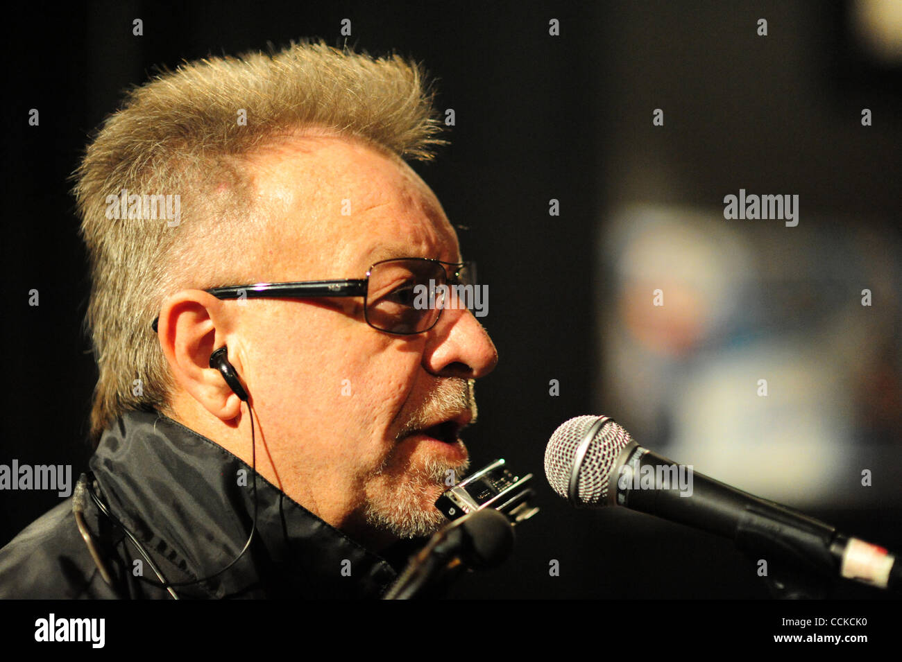 Nov. 22, 2010 - West Hollywood, caa, Stati Uniti d'America - nov. 21, 201o-West Hollywood, California, Stati Uniti d'America-musicista, LEON GIECO, effettuando al concerto benefico per Mundo Alas, svoltasi presso il whisky A Go Go sul Sunset Strip, West Hollywood, California, domenica sera. GIECO eseguito per più di due ore prima di un pa Foto Stock