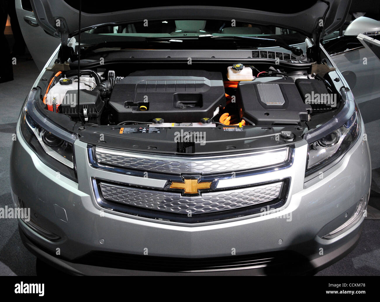 Novembre 17, 2010 - Los Angeles, California, USA. Chevrolet Volt ha preso la vettura 2011 del premio di anno dalla rivista automobilistica durante il 2010 Auto Show di Los Angeles in Los Angeles (credito Immagine: © Gene Blevins/ZUMApress.com) Foto Stock