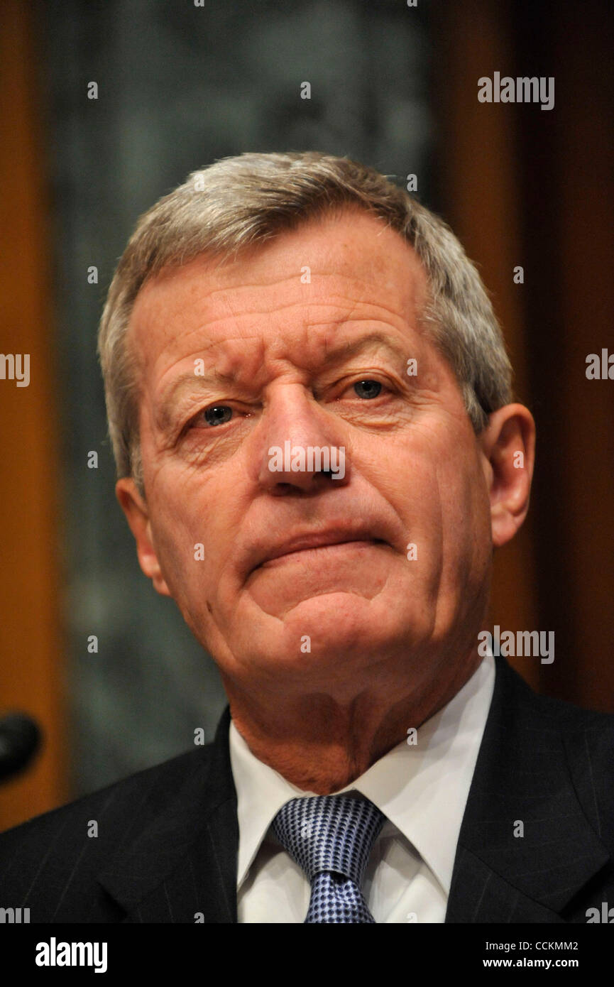 Nov. 17, 2010 - Washington, DC, Stati Uniti - Sen. MAX BAUCUS, D-MT, domande Dr. Donald Berwick, capo dei centri per Medicare & Medicaid Services, nel corso di una audizione della commissione delle Finanze del Senato il 9 novembre 17, 2010, a Washington, DC. (Credito Immagine: © Jay Mallin/ZUMAPRESS.com) Foto Stock